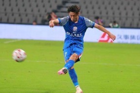 真人娱乐-包含转折点上海申花防线松动，欧超杯赛前攻防权衡，信心回归，训练强度明显提升的词条